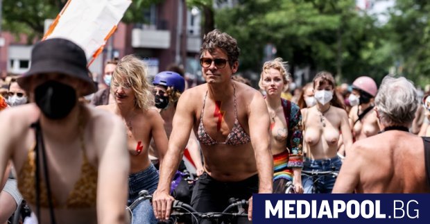 Десетки жени с голи гърди преминаха на велосипеди през центъра