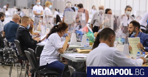 Предаването на протоколите от гласуването в София в столичната зала