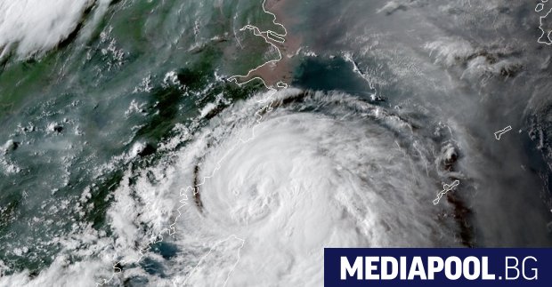 Мощният тайфун Непартак който се формира в Тихия океан продължава