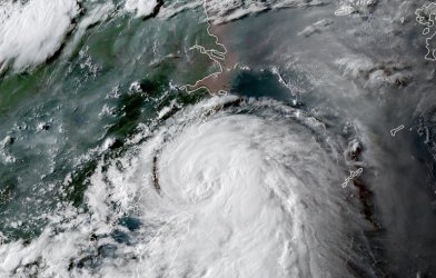 Мощен тайфун продължава да напредва към Япония