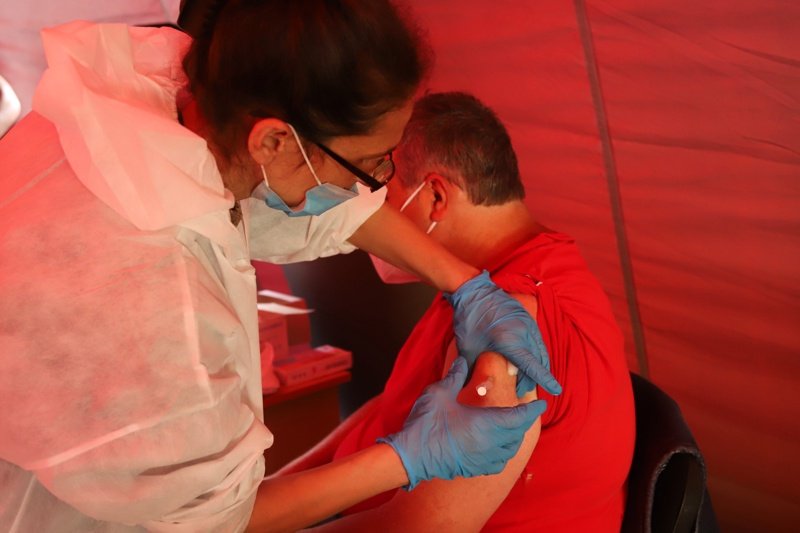 Изнесени екипи ще ваксинират в шест области на страната през почивните дни