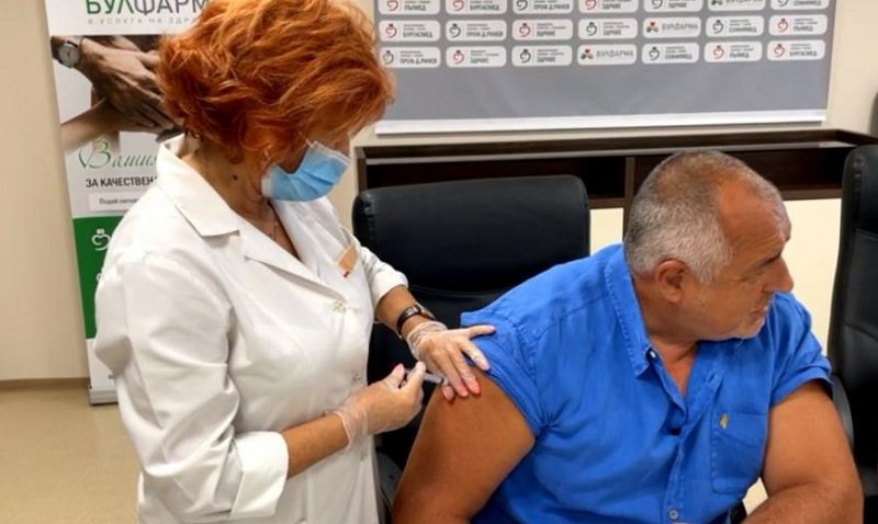 Борисов се ваксинира срещу коронавирус на живо във Фейсбук