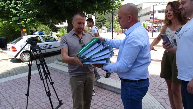 Петиция в защита на мечката бе връчена на кмета на Белица. Сн. БГНЕС