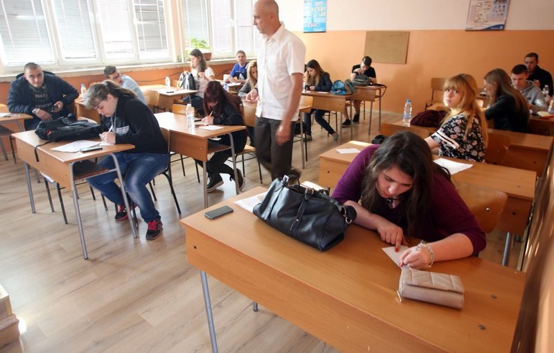 Всеки пети ученик не се справя по български език и математика