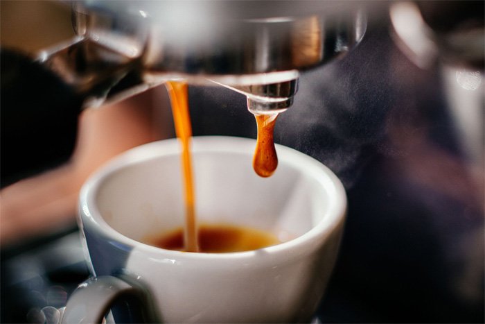 Цената на кафето скача драстично на пазарите. Ще засегне ли това потребителите?