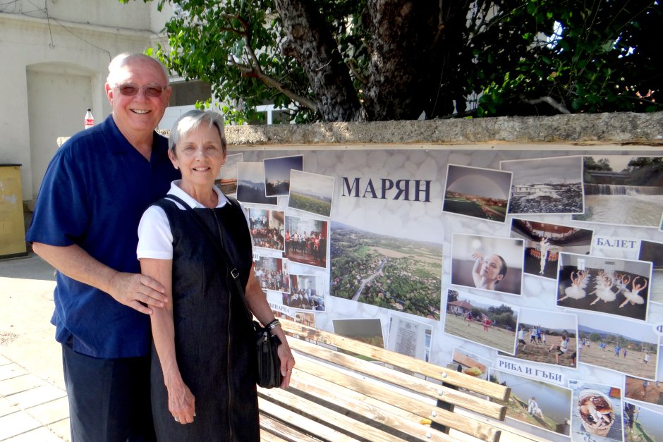 Бившият посланик на САЩ у нас Джеймс Пардю със съпругата си Кати в село Мариян