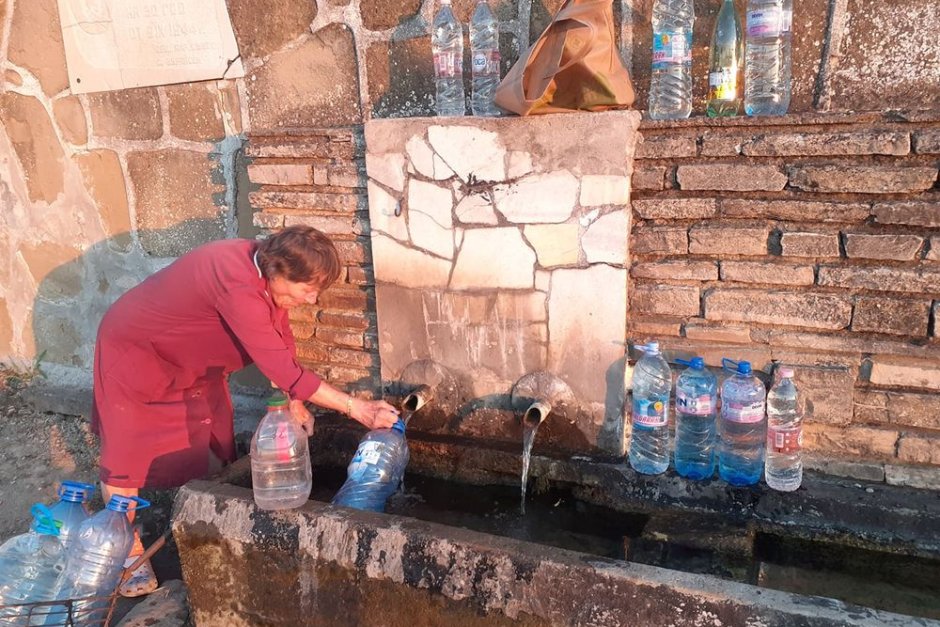 На редица места в страната хората са принудени да пълнят туби с вода, заради воден режим