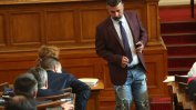 Филип Станев демонстрира с джинси "скъсаното доверие между гражданите и политиците"