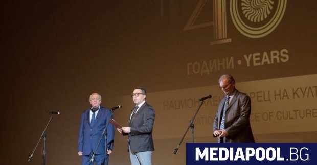 Шефовете на НДК изненадващо подадоха във вторник оставка Борислав Велков