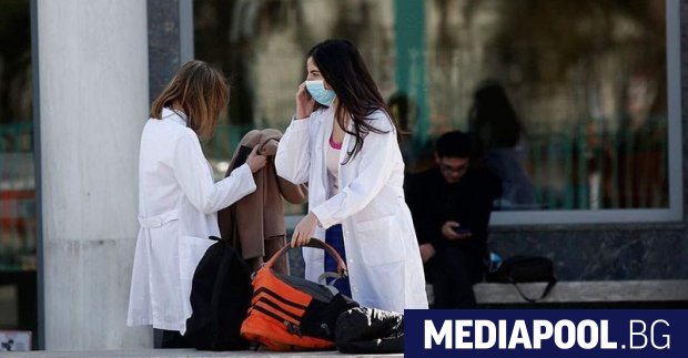 Правителството в Гърция обсъжда задължително ваксиниране не само на здравните
