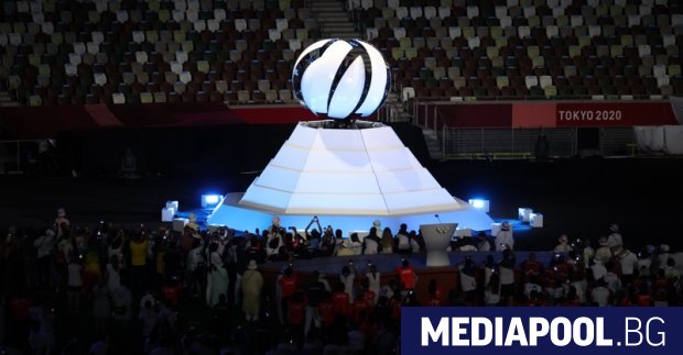 Олимпийският огън озаряващ Токио от 24 юли угасна в неделя