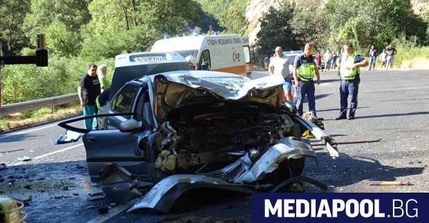 Шофьор на гръцки лек автомобил Волво и спътникът му загинаха