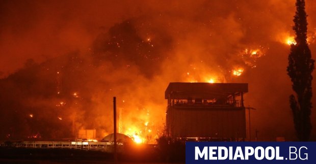 Заради силния вятър пожарът в Северна Македония се разрасва което