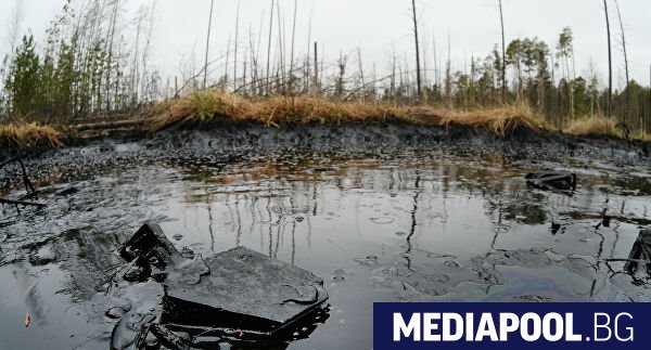 Руски учени алармираха в сряда за огромно петролно петно в