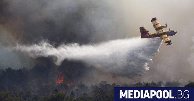 Стотици френски пожарникари продължават битката за овладяване на горския пожар