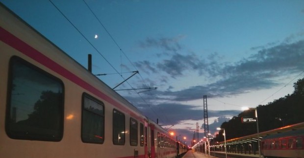 Бързият влак от Бургас за София е блъснал камион на