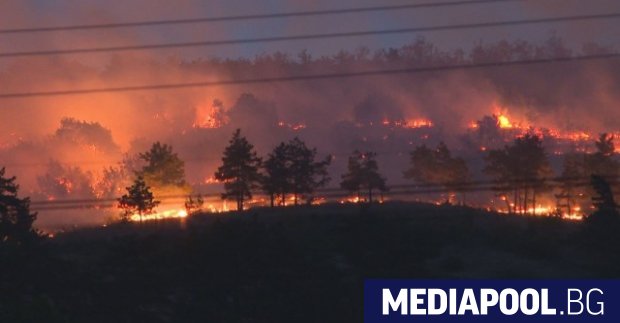 Пожар гори над град Баня Карловско Пламъците са обхванали около