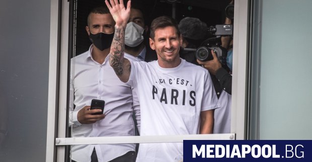 Аржентинската футболна звезда Лионел Меси пристигна в Париж във вторник