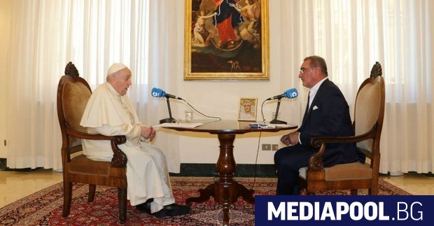 Папа Франциск, който преди два месец претърпя операция на дебелото