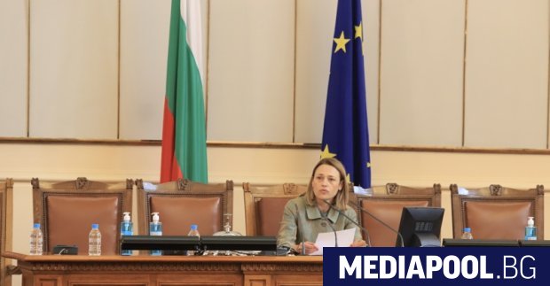 Председателят на парламента Ива Митева свика извънредно заседание във връзка