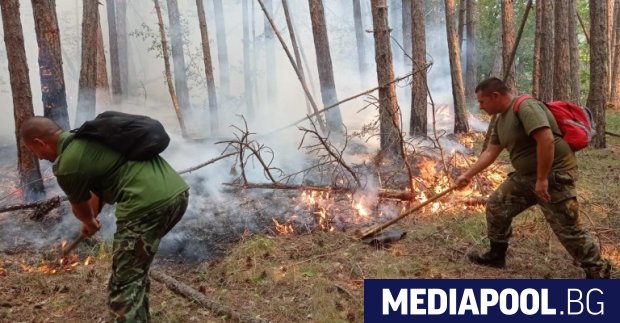 Пожарът над родопското село Югово продължава да се разраства като