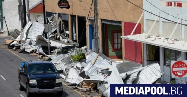 Южна Луизиана се готви за месец без електричество и надеждно