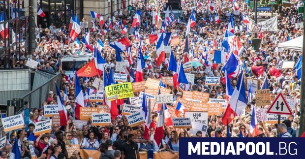 Поредни масови протести се провеждат в Париж срещу строгите ограничения