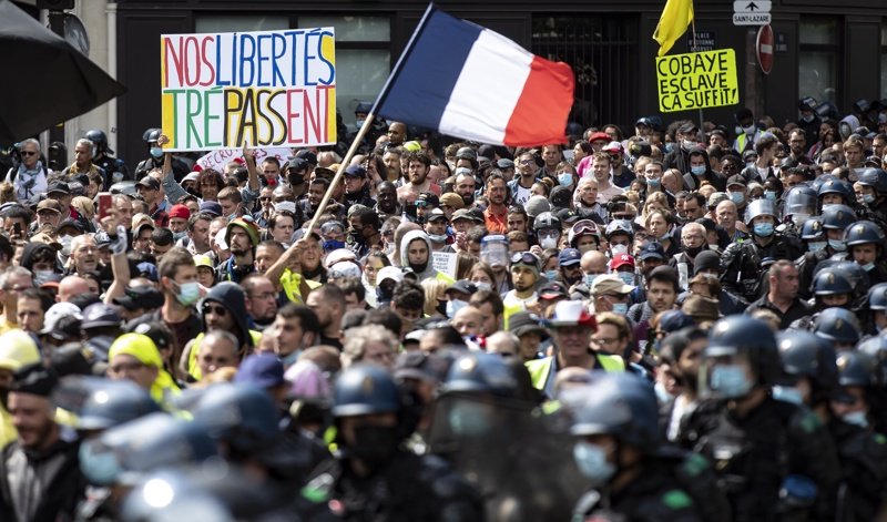 Хиляди протестираха във Франция срещу здравните пропуски