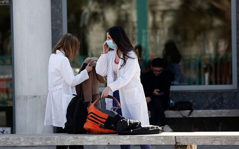 Гърция обмисля ваксиниране на всички държавни служители