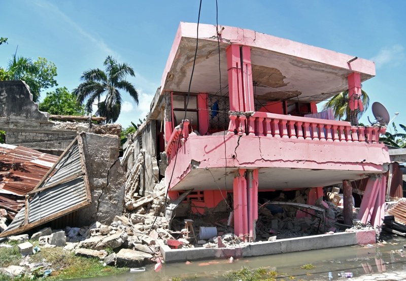Над 300 души загинаха при силно земетресение в Хаити