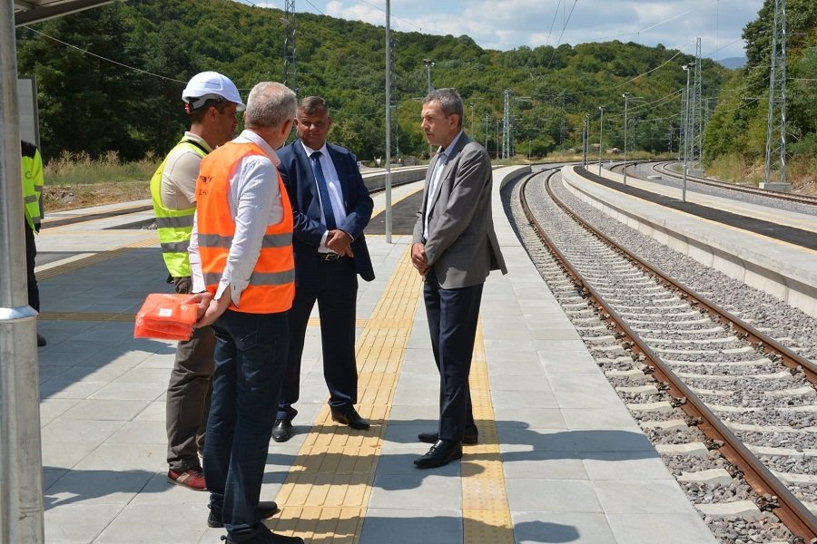 Министърът на транспорта Георги Тодоров инспектира ремонтирания железен път между Копривщица и Стряма