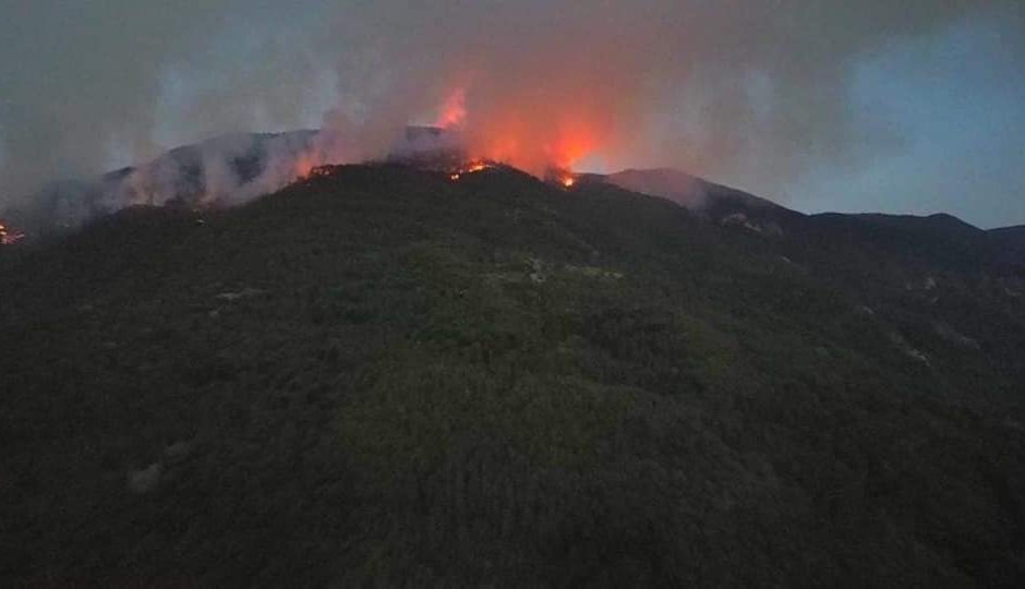 Пожарът в родопското село Югово продължава шести ден. Търсят още доброволци