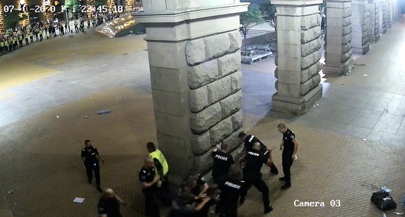 Екимджиев: Бандити с полицейски униформи бият, един садист снима