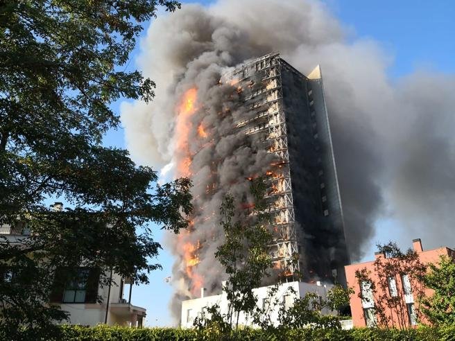 Изгоряла като факла 18-етажна сграда в Милано потресе италианците