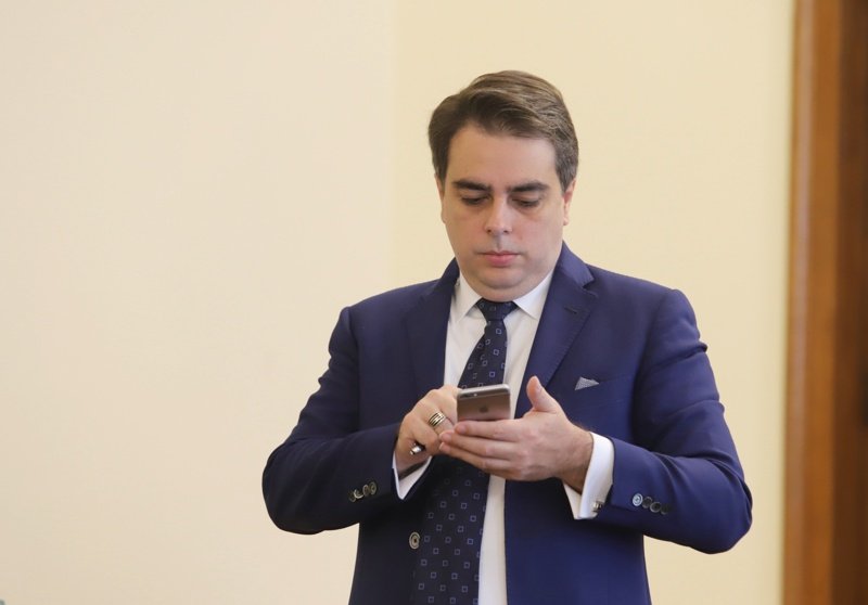 Асен Василев за оставането си в редовен кабинет: Искам свобода и да съм полезен