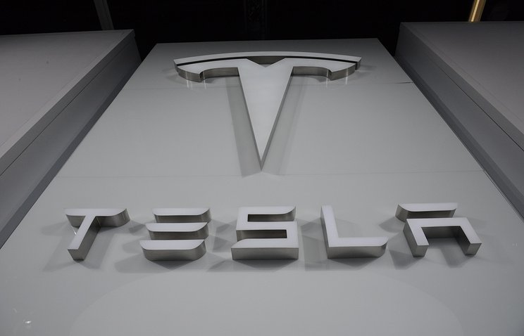 САЩ започва проверка на автопилота на 765 000 коли на Tesla