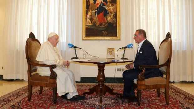Папата вече може да яде всичко след операцията на дебелото черво