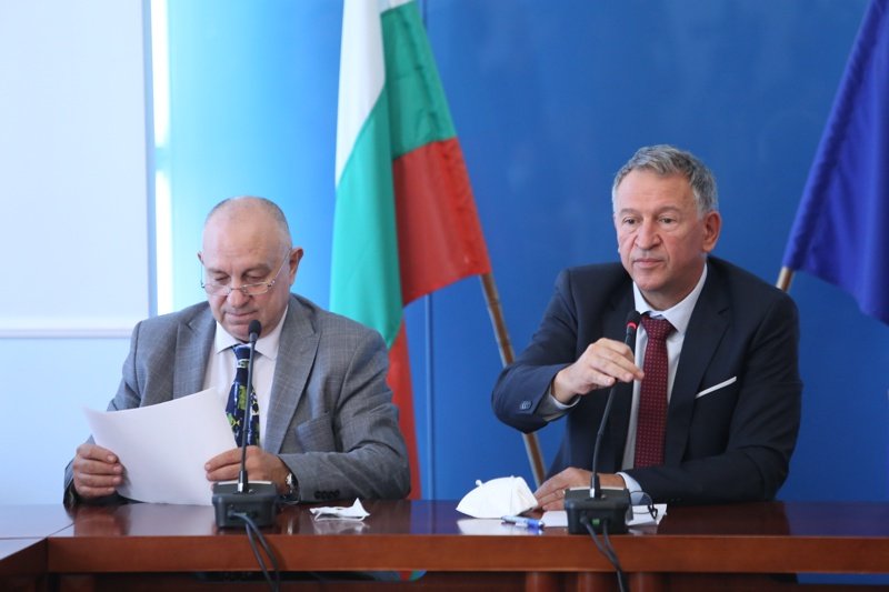 Министърът на здравеопазването Стойчо Кацаров и заместникът му Александър Златанов представят новите мерки срещу Covid-19
