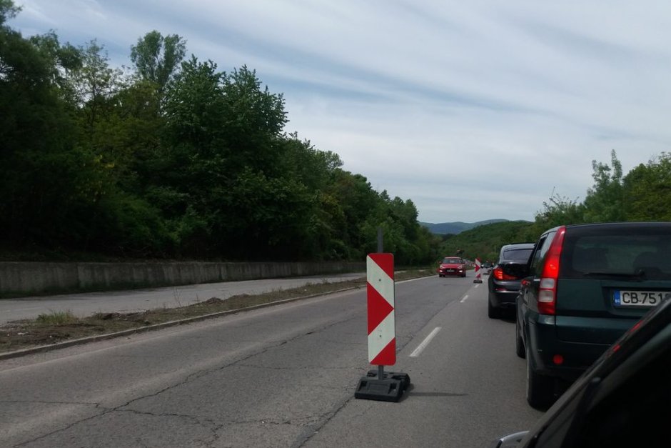 Всеки ден се образуват километрични задръствания по направлението София - Перник, между Владая и Драгичево, заради ремонт