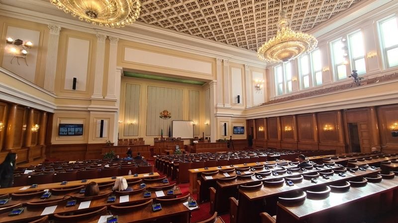 Парламентът решава в четвъртък дали президентските избори да са на 14 ноември