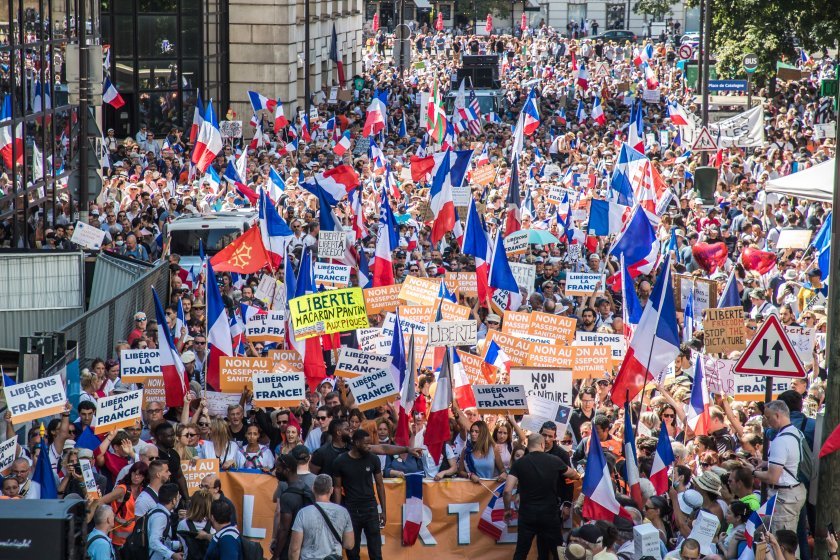 Поредни масови протести в Париж срещу Covid- ограниченията (снимки)