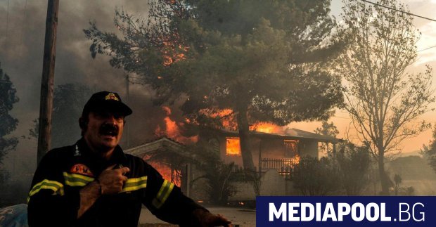 Горски пожар избухна в курортното селище Неа Макри, намиращо се