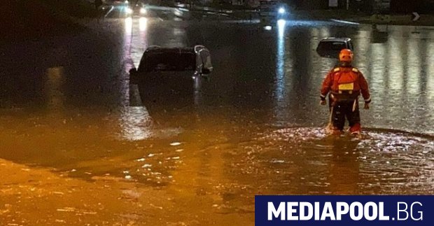 Самолети отклонени към други летища наводнени пътища и писти десетина