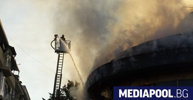 Голям пожар е обхванал няколко сгради в центъра на Благоевград