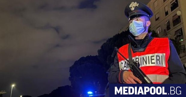 Италианската полиция претърси днес жилищата и компютрите на осем потенциално