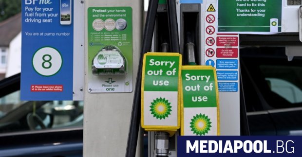 Снимка: Великобритания остана и без бензин, хората панически изкупуват горивото