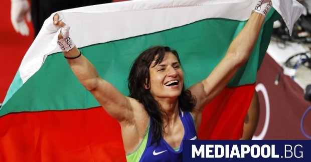 Олимпийската шампионка по бокс от Токио 2020 Стойка Кръстева слага