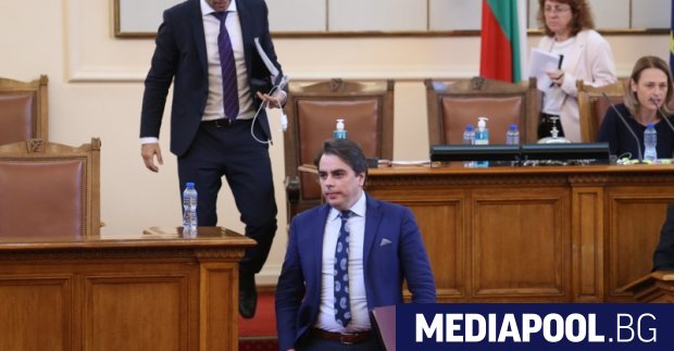 Очаква се служебните министри Кирил Петков и Асен Василев да