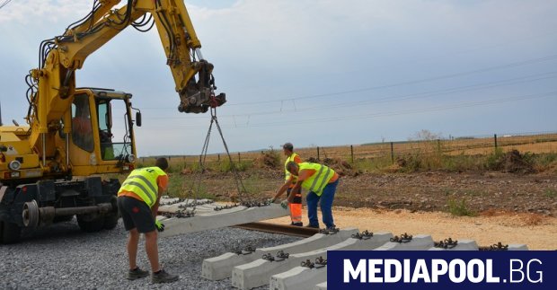 Транспортното министерство показа в събота как напредва реконструкцията на жп