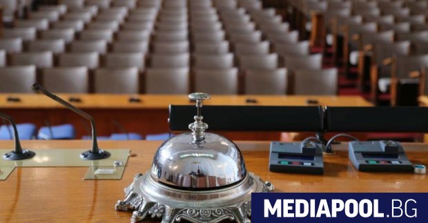 Демократична България иска председателят на Народното събрание Ива Митева да
